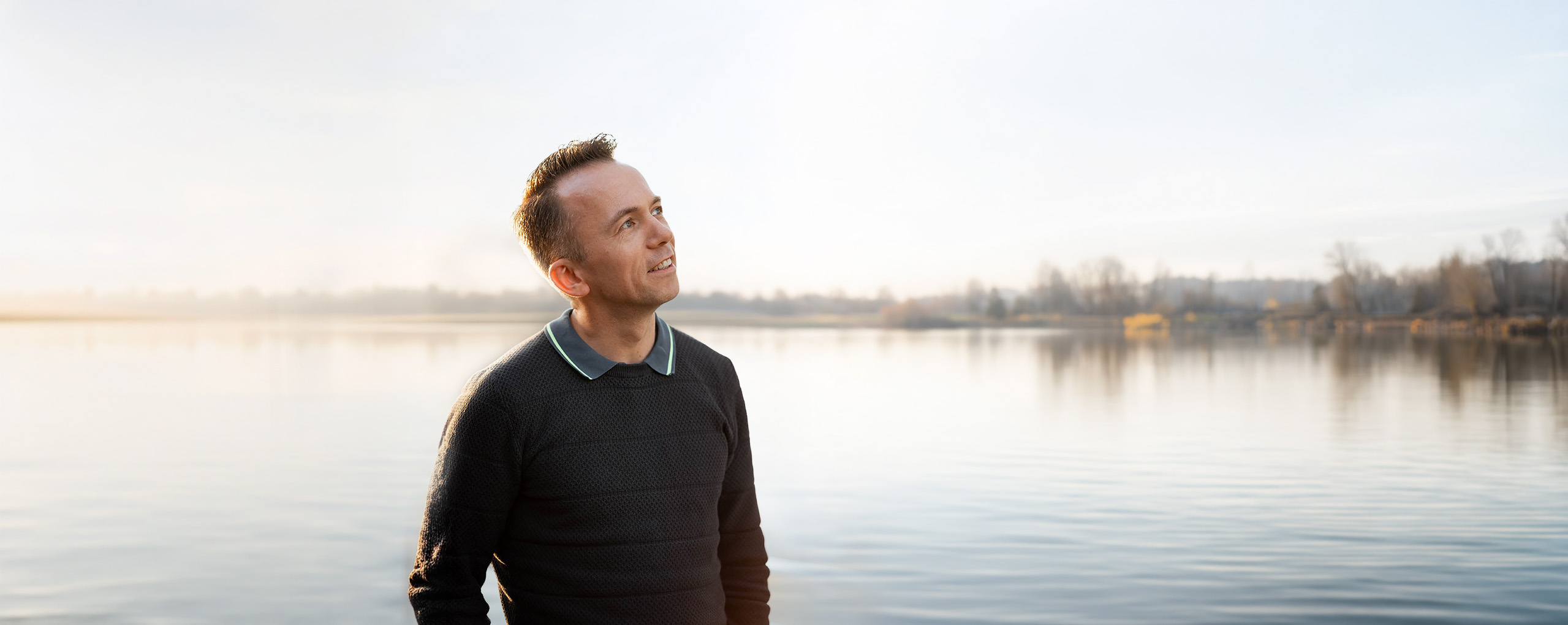 Danny Borocz kijkt rustig over het water